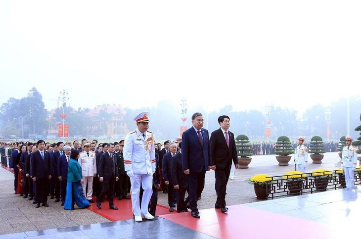 Lãnh đạo Đảng, Nhà nước, đại biểu dự Đại hội XIV vào Lăng viếng Chủ tịch Hồ Chí Minh- Ảnh 3. Lãnh đạo Đảng, Nhà nước, đại biểu dự Đại hội XIV vào Lăng viếng Chủ tịch Hồ Chí Minh- Ảnh 3.
