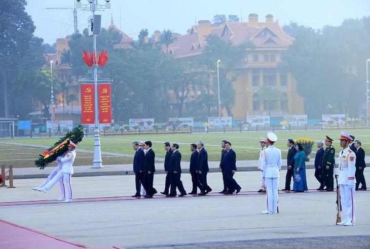 Lãnh đạo Đảng, Nhà nước, đại biểu dự Đại hội XIV vào Lăng viếng Chủ tịch Hồ Chí Minh- Ảnh 1. Lãnh đạo Đảng, Nhà nước, đại biểu dự Đại hội XIV vào Lăng viếng Chủ tịch Hồ Chí Minh- Ảnh 1.