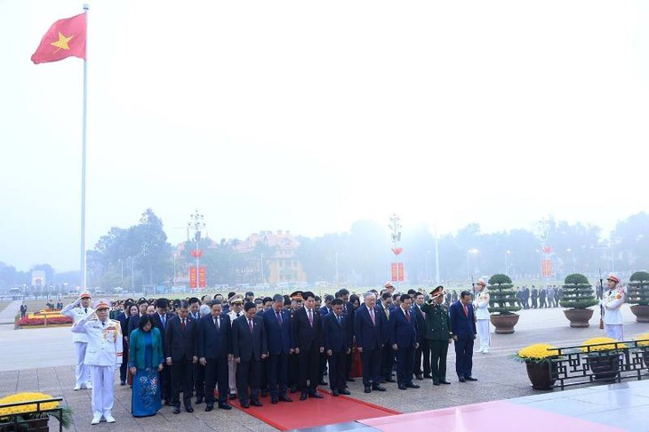 Lãnh đạo Đảng, Nhà nước, đại biểu dự Đại hội XIV vào Lăng viếng Chủ tịch Hồ Chí Minh- Ảnh 2. Lãnh đạo Đảng, Nhà nước, đại biểu dự Đại hội XIV vào Lăng viếng Chủ tịch Hồ Chí Minh- Ảnh 2.