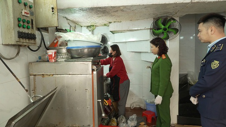 Phát hiện 300 kg giò chả chứa hàn the tại cơ sở trên phố Nguyễn Thiện Thuật, Hà Nội - Ảnh 1. Phát hiện 300 kg giò chả chứa hàn the tại cơ sở trên phố Nguyễn Thiện Thuật, Hà Nội - Ảnh 1.