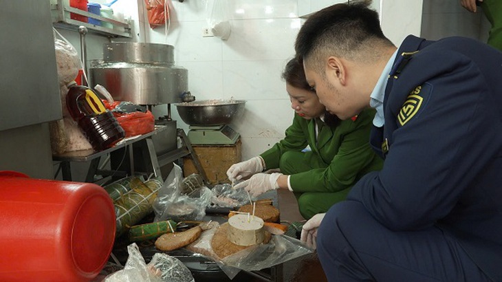 Phát hiện 300 kg giò chả chứa hàn the tại cơ sở trên phố Nguyễn Thiện Thuật, Hà Nội - Ảnh 2. Phát hiện 300 kg giò chả chứa hàn the tại cơ sở trên phố Nguyễn Thiện Thuật, Hà Nội - Ảnh 2.