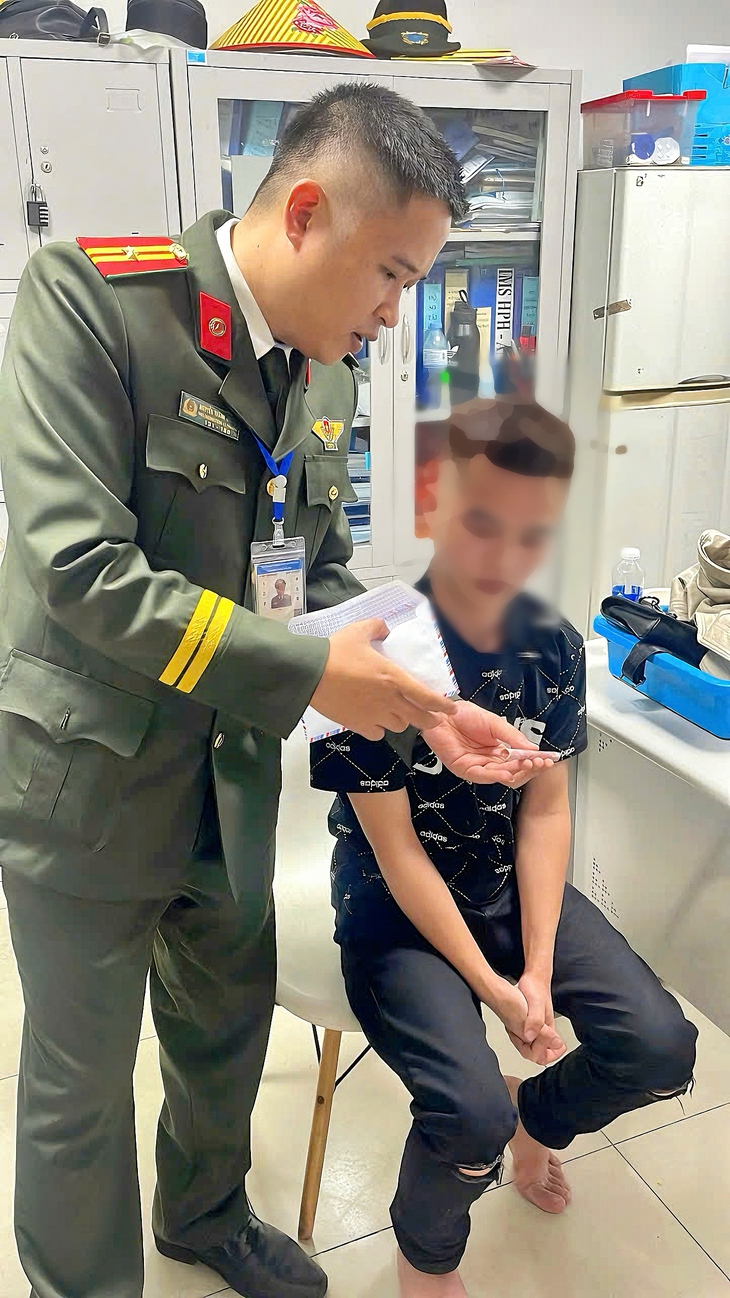 Từ điểm bất thường của hành khách khi làm thủ tục sân bay, lực lượng chức năng phát hiện tàng trữ ma túy- Ảnh 1. Từ điểm bất thường của hành khách khi làm thủ tục sân bay, lực lượng chức năng phát hiện tàng trữ ma túy- Ảnh 1.