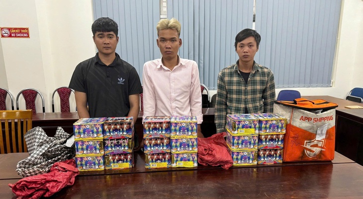 TPHCM: Triệt phá hàng loạt đường dây thuốc lá lậu, pháo nổ dịp Tết- Ảnh 5.
