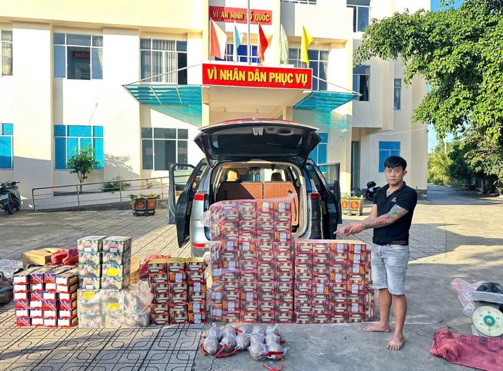 TPHCM: Triệt phá hàng loạt đường dây thuốc lá lậu, pháo nổ dịp Tết- Ảnh 4.