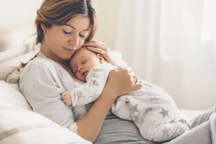 Giải mã nguyên nhân 'thiếu hụt miễn dịch' ở trẻ sinh mổ- Ảnh 1.
