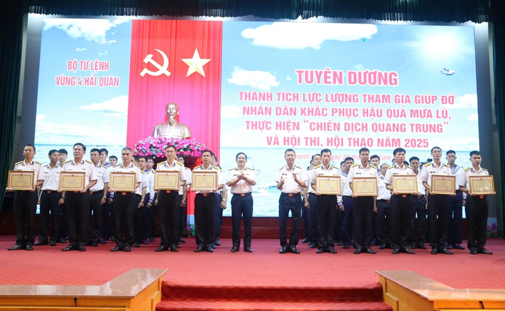 Vùng 4 Hải quân tuyên dương lực lượng khắc phục hậu quả mưa lũ- Ảnh 1. Vùng 4 Hải quân tuyên dương lực lượng khắc phục hậu quả mưa lũ- Ảnh 1.