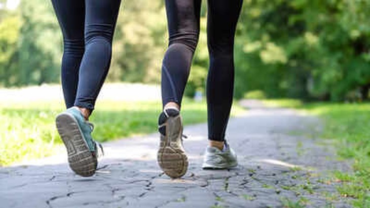 Đi bộ khi đói bụng so với đi bộ sau bữa ăn; cách nào tốt hơn cho việc giảm cân?