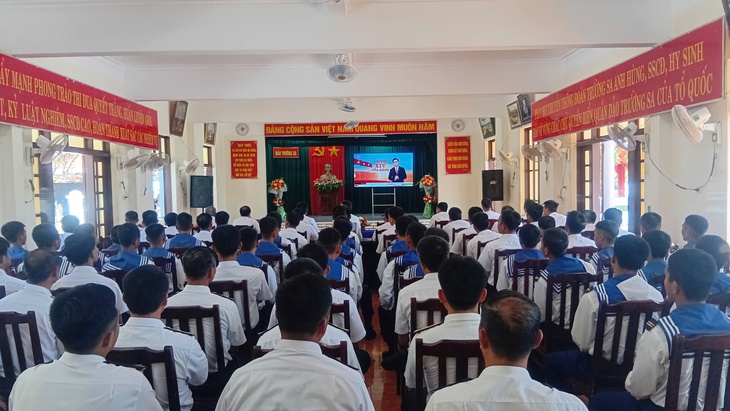 Cán bộ, chiến sĩ Hải quân phấn khởi theo dõi Đại hội XIV của Đảng qua truyền hình- Ảnh 5.