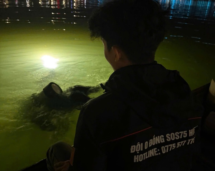 Xuất hiện thông tin người dân đánh rơi 2 cây vàng dưới sông Hương- Ảnh 1. Xuất hiện thông tin người dân đánh rơi 2 cây vàng dưới sông Hương- Ảnh 1.