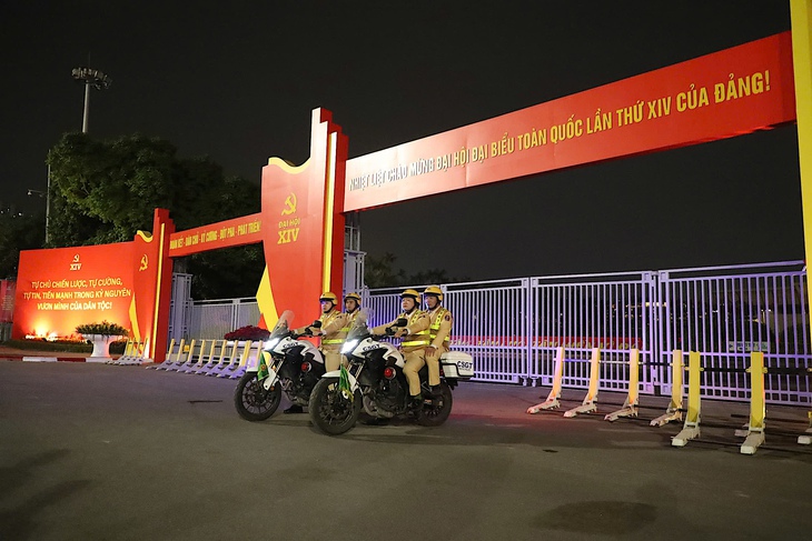 Trong thời gian diễn ra Đại hội XIV, Công an thành phố Hà Nội điều chỉnh phân luồng, cấm xe tải nặng trên Đại lộ Thăng Long và Vành đai 3 trên cao; người dân cần chủ động lộ trình di chuyển. Trong thời gian diễn ra Đại hội XIV, Công an thành phố Hà Nội điều chỉnh phân luồng, cấm xe tải nặng trên Đại lộ Thăng Long và Vành đai 3 trên cao; người dân cần chủ động lộ trình di chuyển.