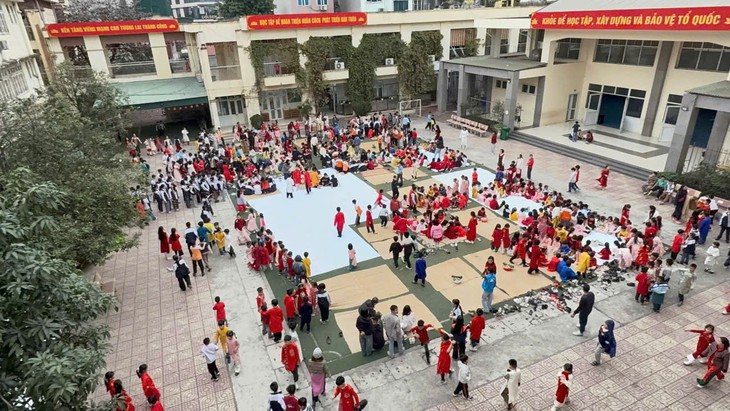 Sắc xuân tràn ngập, học sinh tiểu học hào hứng trải nghiệm gói bánh chưng dịp Tết- Ảnh 1.
