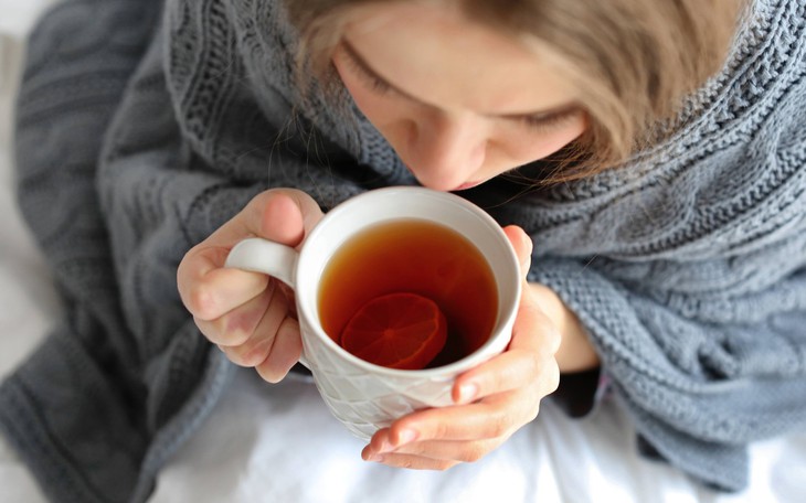 Vì sao bác sĩ khuyên nên uống chanh gừng mật ong khi trời lạnh?