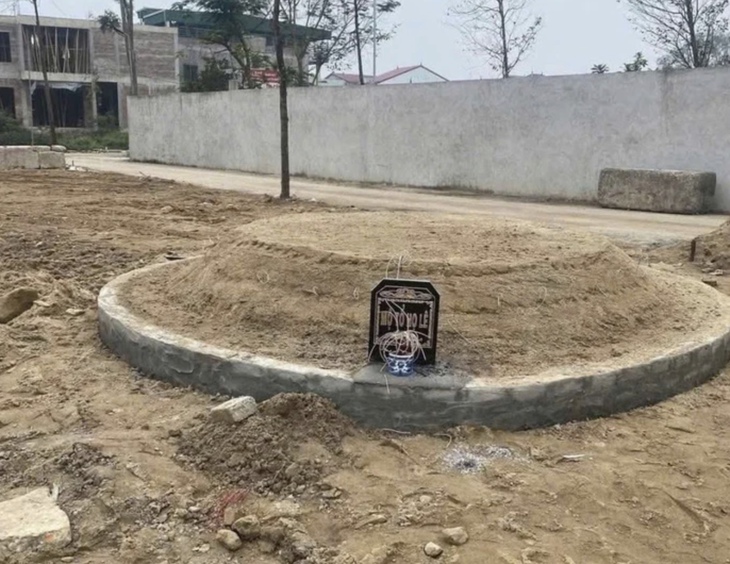 Đất có sổ đỏ nhưng bất ngờ phát hiện ngôi mộ, chủ nhà phải làm gì?- Ảnh 1.