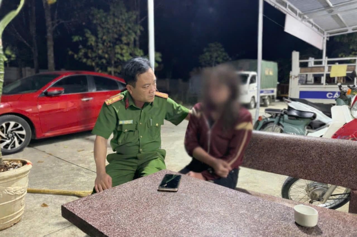 Công an lao xuống sông Sêrêpôk cứu người phụ nữ nhảy cầu tự tử- Ảnh 1. Công an lao xuống sông Sêrêpôk cứu người phụ nữ nhảy cầu tự tử- Ảnh 1.