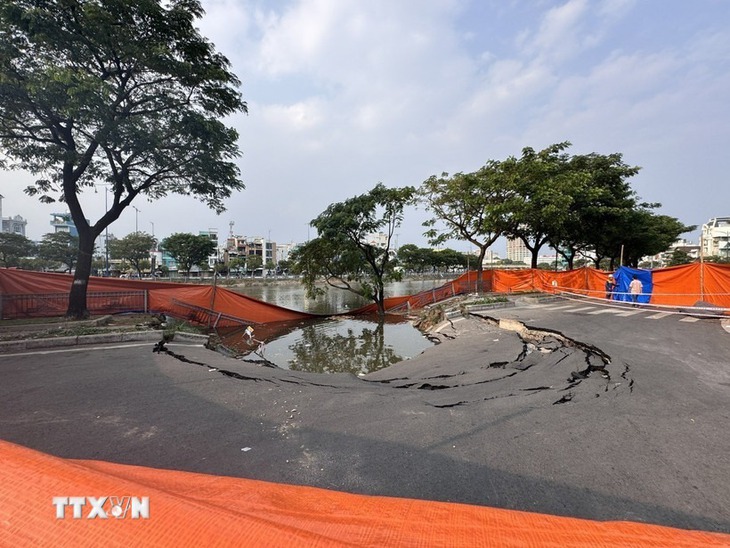 TP Hồ Chí Minh chỉ đạo khắc phục sự cố sụt lún bờ kè kênh Tàu Hủ trước Tết- Ảnh 1. TP Hồ Chí Minh chỉ đạo khắc phục sự cố sụt lún bờ kè kênh Tàu Hủ trước Tết- Ảnh 1.