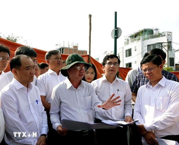 TP Hồ Chí Minh chỉ đạo khắc phục sự cố sụt lún bờ kè kênh Tàu Hủ trước Tết- Ảnh 2. TP Hồ Chí Minh chỉ đạo khắc phục sự cố sụt lún bờ kè kênh Tàu Hủ trước Tết- Ảnh 2.