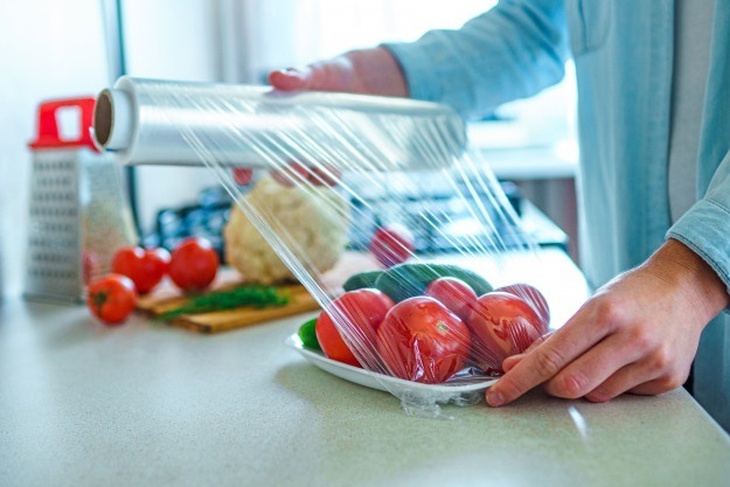 Hiểm họa chất DEHA trong màng bọc thực phẩm: Chuyên gia chỉ 2 cách đơn giản phân biệt thật – giả- Ảnh 1. Hiểm họa chất DEHA trong màng bọc thực phẩm: Chuyên gia chỉ 2 cách đơn giản phân biệt thật – giả- Ảnh 1.