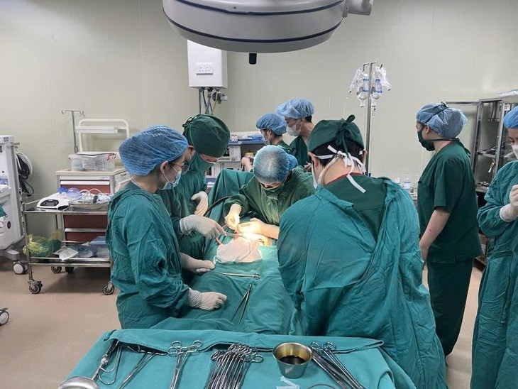 Ca phẫu thuật căng thẳng cứu sản phụ rau tiền đạo trung tâm - Ảnh 1.