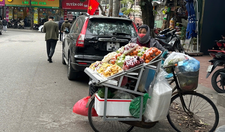 Giá rét cắt da, người lao động nhọc nhằn mưu sinh trên từng góc phố Hà Nội- Ảnh 6. Giá rét cắt da, người lao động nhọc nhằn mưu sinh trên từng góc phố Hà Nội- Ảnh 6.