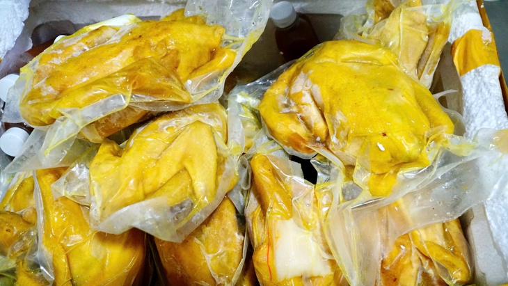 Phát hiện chân gà rút xương, gà ủ muối không rõ nguồn gốc đang trên đường đi tiêu thụ- Ảnh 2.