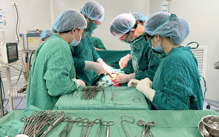 Sau mổ lấy thai, sản phụ rối loạn đông máu nặng được cứu nhờ báo động đỏ- Ảnh 2.