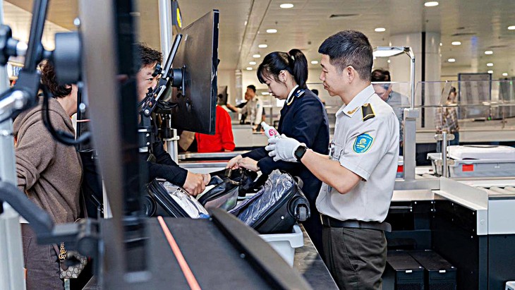Siết chặt an ninh sân bay dịp Tết: Tăng kiểm tra ngẫu nhiên, giám sát cả khu vực vệ sinh, thùng rác- Ảnh 2.