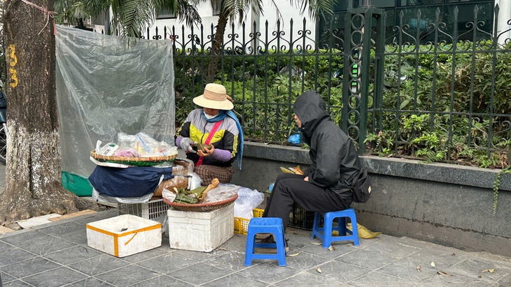 Giá rét cắt da, người lao động nhọc nhằn mưu sinh trên từng góc phố Hà Nội- Ảnh 1. Giá rét cắt da, người lao động nhọc nhằn mưu sinh trên từng góc phố Hà Nội- Ảnh 1.