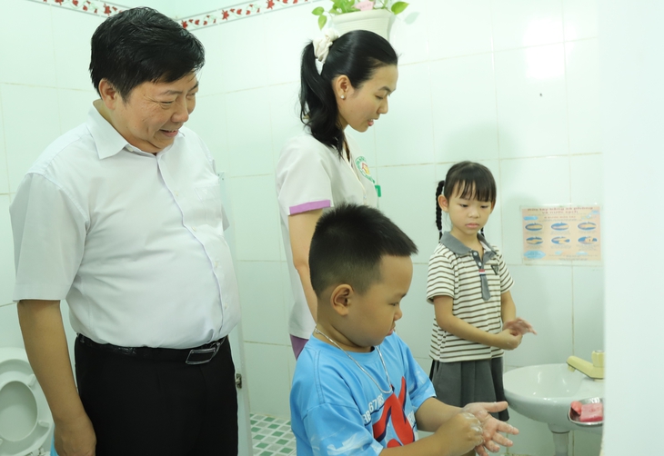 Số ca mắc sốt xuất huyết, tay chân miệng ở TPHCM giảm nhưng nguy cơ vẫn hiện hữu- Ảnh 2. Số ca mắc sốt xuất huyết, tay chân miệng ở TPHCM giảm nhưng nguy cơ vẫn hiện hữu- Ảnh 2.