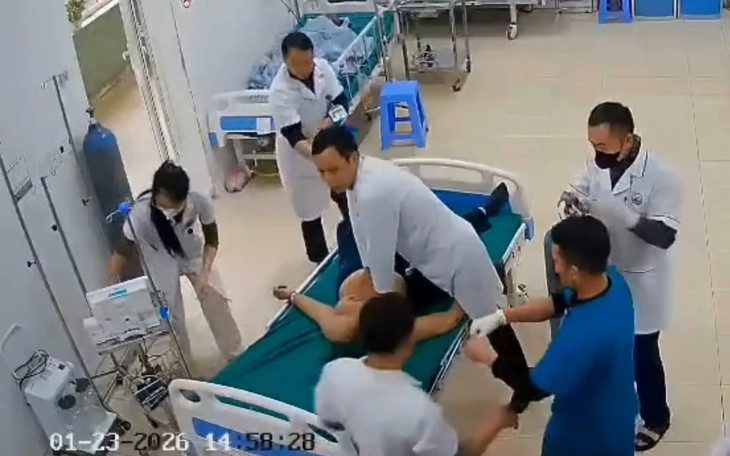Khen thưởng kíp cấp cứu giành lại sự sống cho bệnh nhân ngừng tim giữa phòng khám- Ảnh 2.