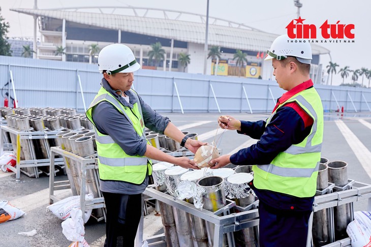 Cận cảnh trận địa bắn pháo hoa trong chương trình nghệ thuật đặc biệt 'Dưới lá cờ vẻ vang của Đảng'- Ảnh 5.