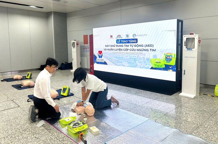 TPHCM triển khai  máy khử rung tim tự động (AED) tại tuyến Metro số 1- Ảnh 2.