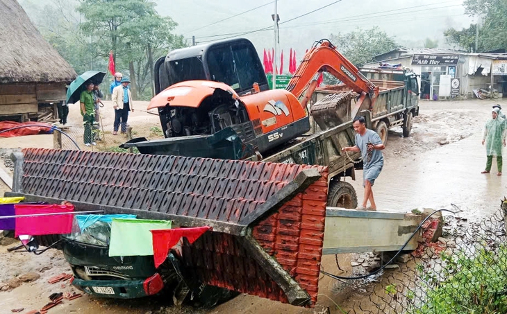 Xe tải chở xe múc làm sập cổng chào, 2 người trong cabin tử vong- Ảnh 1. Xe tải chở xe múc làm sập cổng chào, 2 người trong cabin tử vong- Ảnh 1.