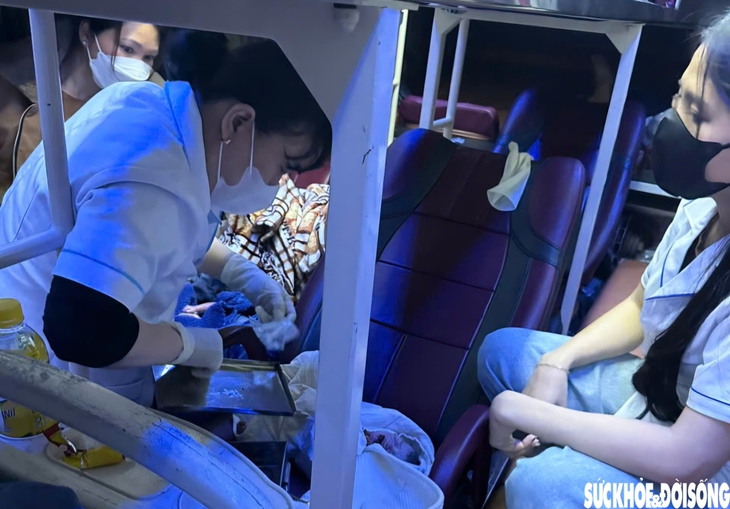 Cán bộ y tế đỡ đẻ thành công cho sản phụ mang song thai trên xe khách- Ảnh 1.