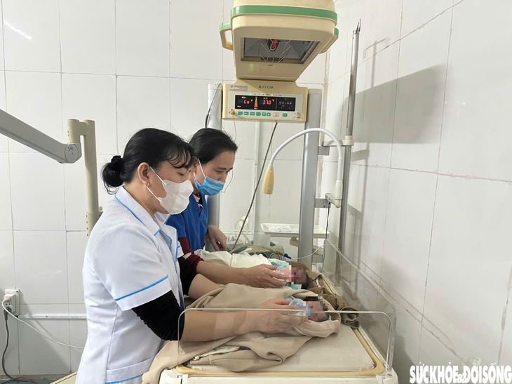 Cán bộ y tế đỡ đẻ thành công cho sản phụ mang song thai trên xe khách- Ảnh 2.