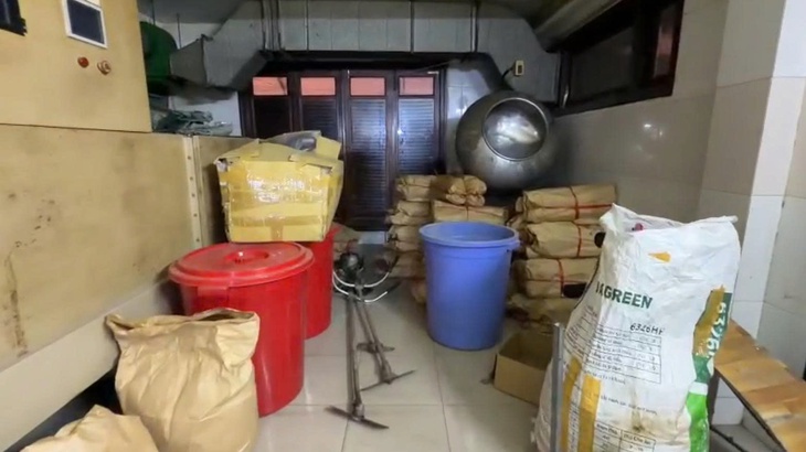 Triệt phá đường dây sản xuất thuốc đông y giả chứa chất tân dược nguy hiểm ở TPHCM- Ảnh 6.
