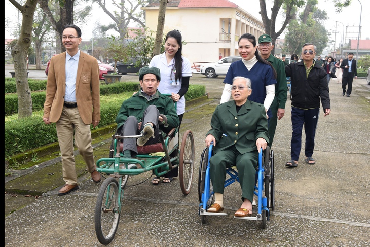 Bệnh viện Nội tiết Nghệ An khám bệnh, tặng quà tri ân người có công- Ảnh 3.