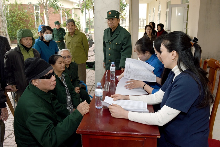 Bệnh viện Nội tiết Nghệ An khám bệnh, tặng quà tri ân người có công- Ảnh 4.