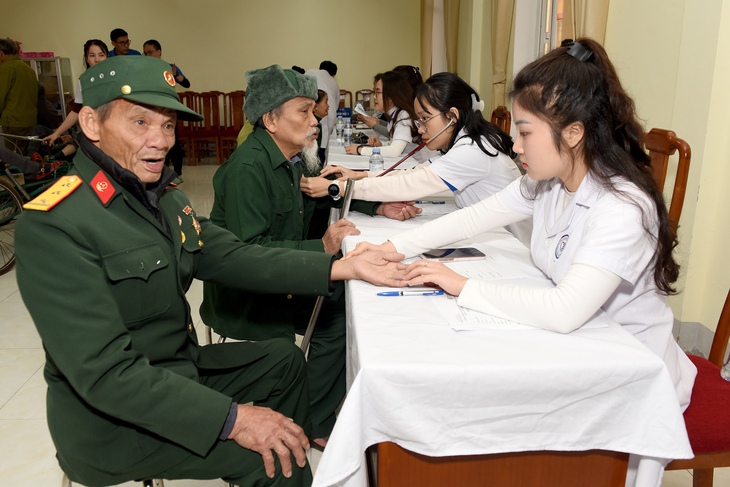 Bệnh viện Nội tiết Nghệ An khám bệnh, tặng quà tri ân người có công- Ảnh 14.