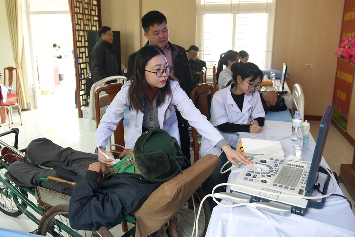 Bệnh viện Nội tiết Nghệ An khám bệnh, tặng quà tri ân người có công- Ảnh 10.