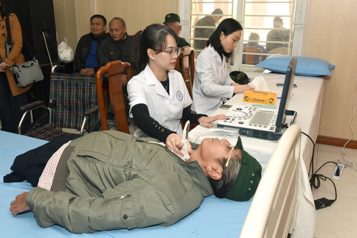 Bệnh viện Nội tiết Nghệ An khám bệnh, tặng quà tri ân người có công- Ảnh 11.