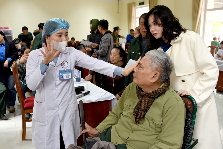 Bệnh viện Nội tiết Nghệ An khám bệnh, tặng quà tri ân người có công- Ảnh 8.