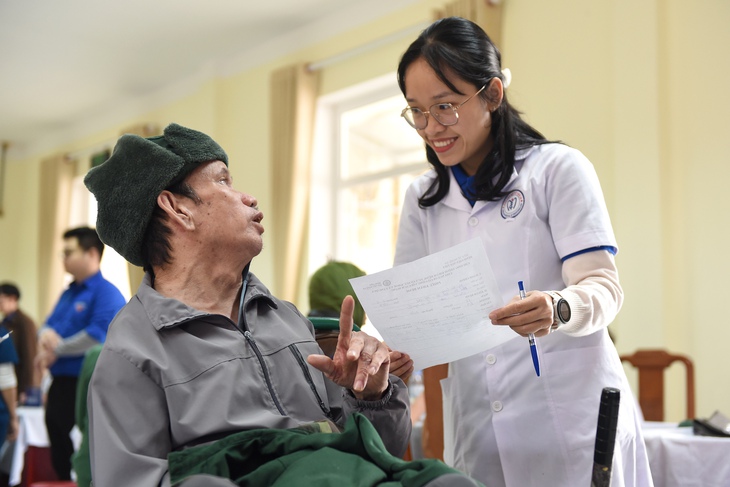 Bệnh viện Nội tiết Nghệ An khám bệnh, tặng quà tri ân người có công- Ảnh 15.