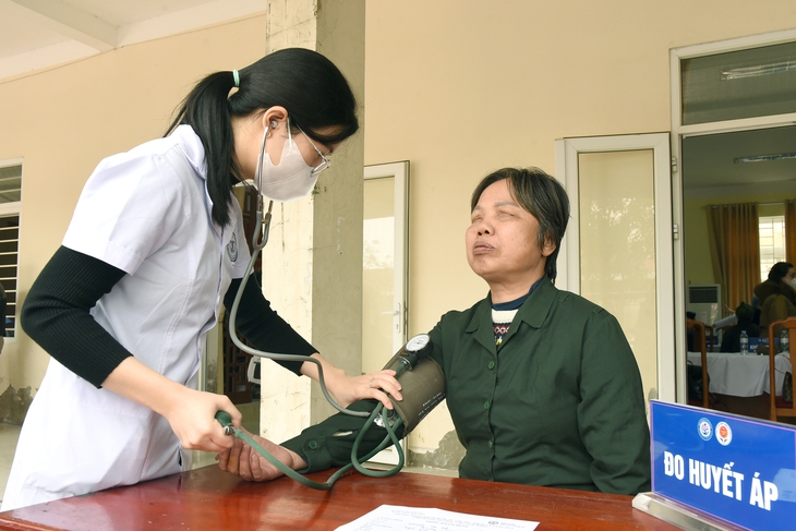 Bệnh viện Nội tiết Nghệ An khám bệnh, tặng quà tri ân người có công- Ảnh 5.
