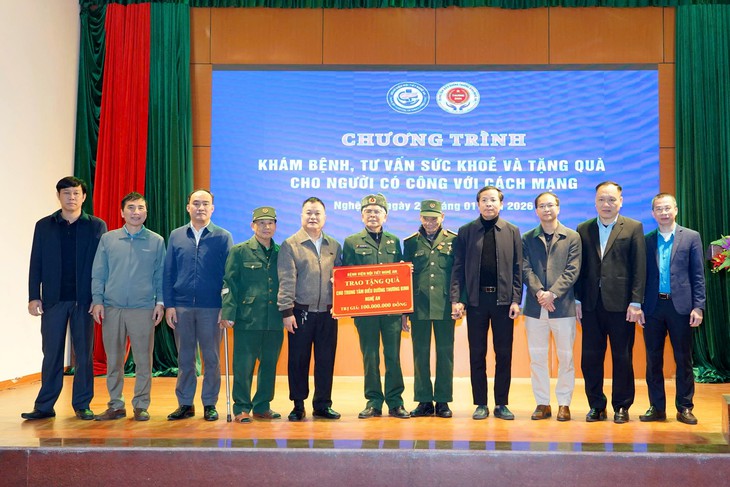 Bệnh viện Nội tiết Nghệ An khám bệnh, tặng quà tri ân người có công- Ảnh 1.