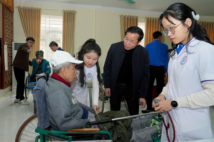 Bệnh viện Nội tiết Nghệ An khám bệnh, tặng quà tri ân người có công- Ảnh 12.