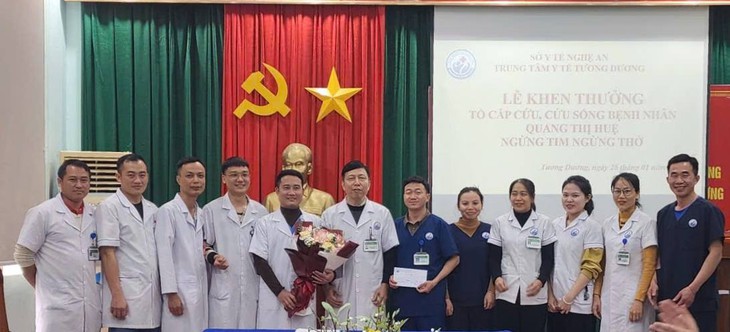 Khen thưởng kíp cấp cứu giành lại sự sống cho bệnh nhân ngừng tim giữa phòng khám- Ảnh 1. Khen thưởng kíp cấp cứu giành lại sự sống cho bệnh nhân ngừng tim giữa phòng khám- Ảnh 1.