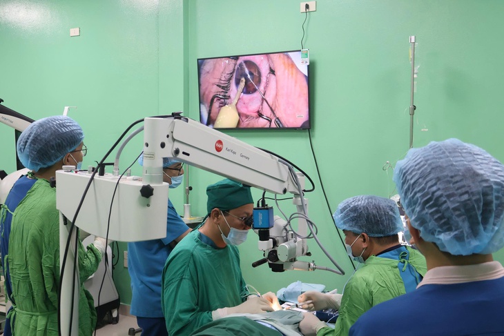 Bệnh viện Mắt Bình Tâm: Không chỉ hướng dẫn mổ, chúng tôi truyền thụ cách làm chủ bàn mổ- Ảnh 1. Bệnh viện Mắt Bình Tâm: Không chỉ hướng dẫn mổ, chúng tôi truyền thụ cách làm chủ bàn mổ- Ảnh 1.