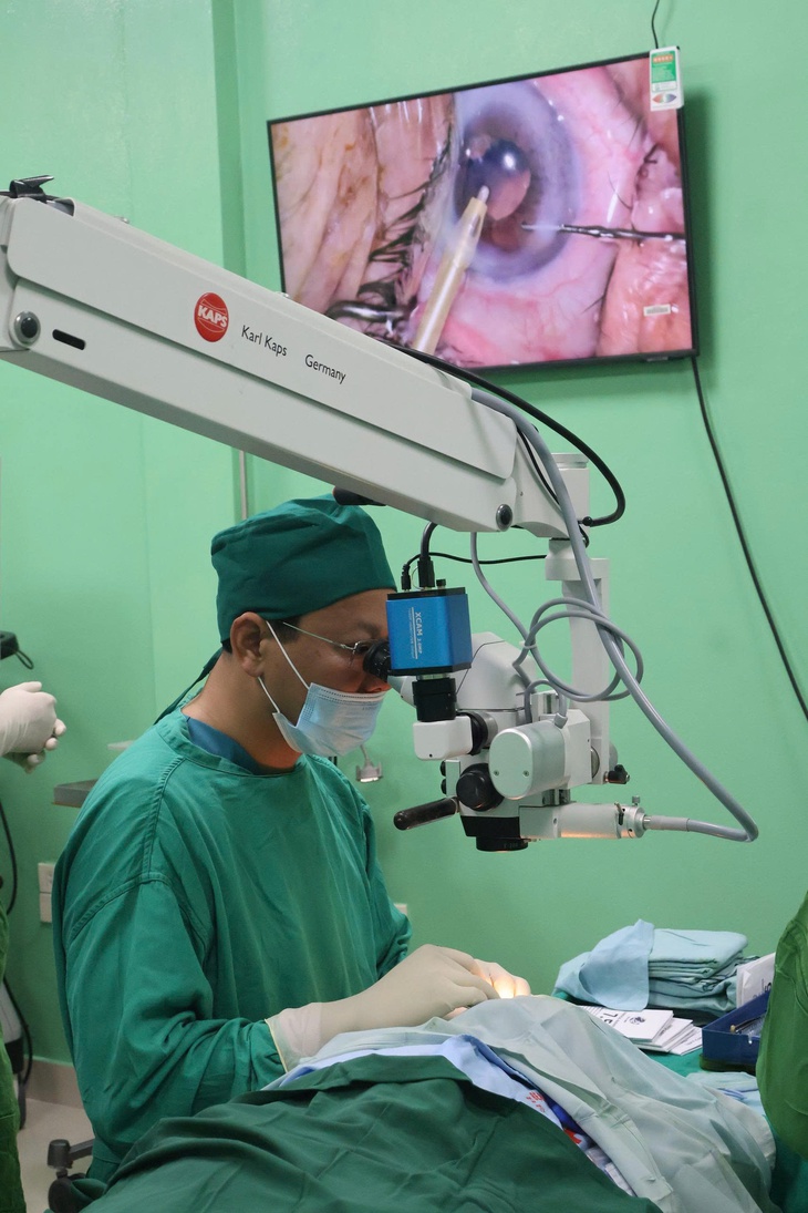 Bệnh viện Mắt Bình Tâm: Không chỉ hướng dẫn mổ, chúng tôi truyền thụ cách làm chủ bàn mổ- Ảnh 2. Bệnh viện Mắt Bình Tâm: Không chỉ hướng dẫn mổ, chúng tôi truyền thụ cách làm chủ bàn mổ- Ảnh 2.