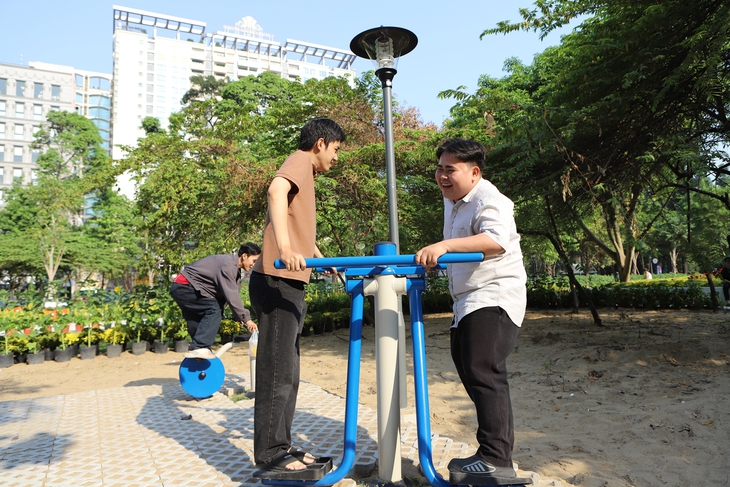 Nhiều người đổ về công viên được xây dựng trên ‘đất vàng’ bỏ hoang ở TPHCM- Ảnh 5.