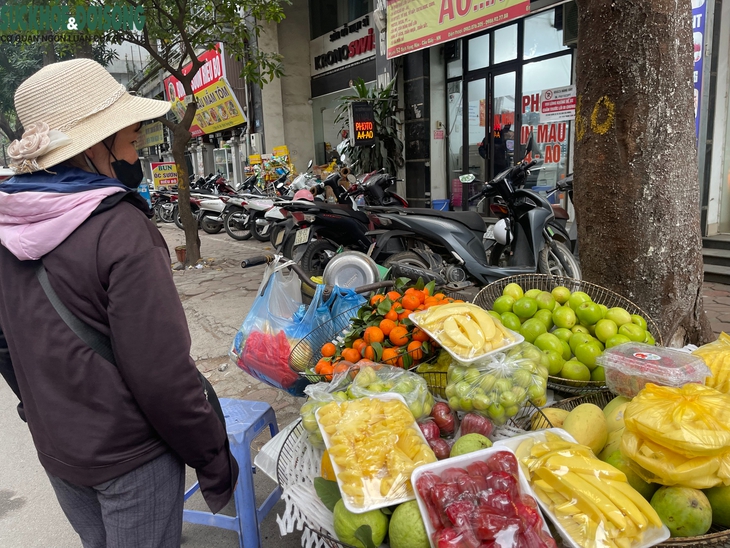 Những gánh hàng rong nặng trĩu nỗi lo mưu sinh những ngày giáp Tết- Ảnh 1. Những gánh hàng rong nặng trĩu nỗi lo mưu sinh những ngày giáp Tết- Ảnh 1.